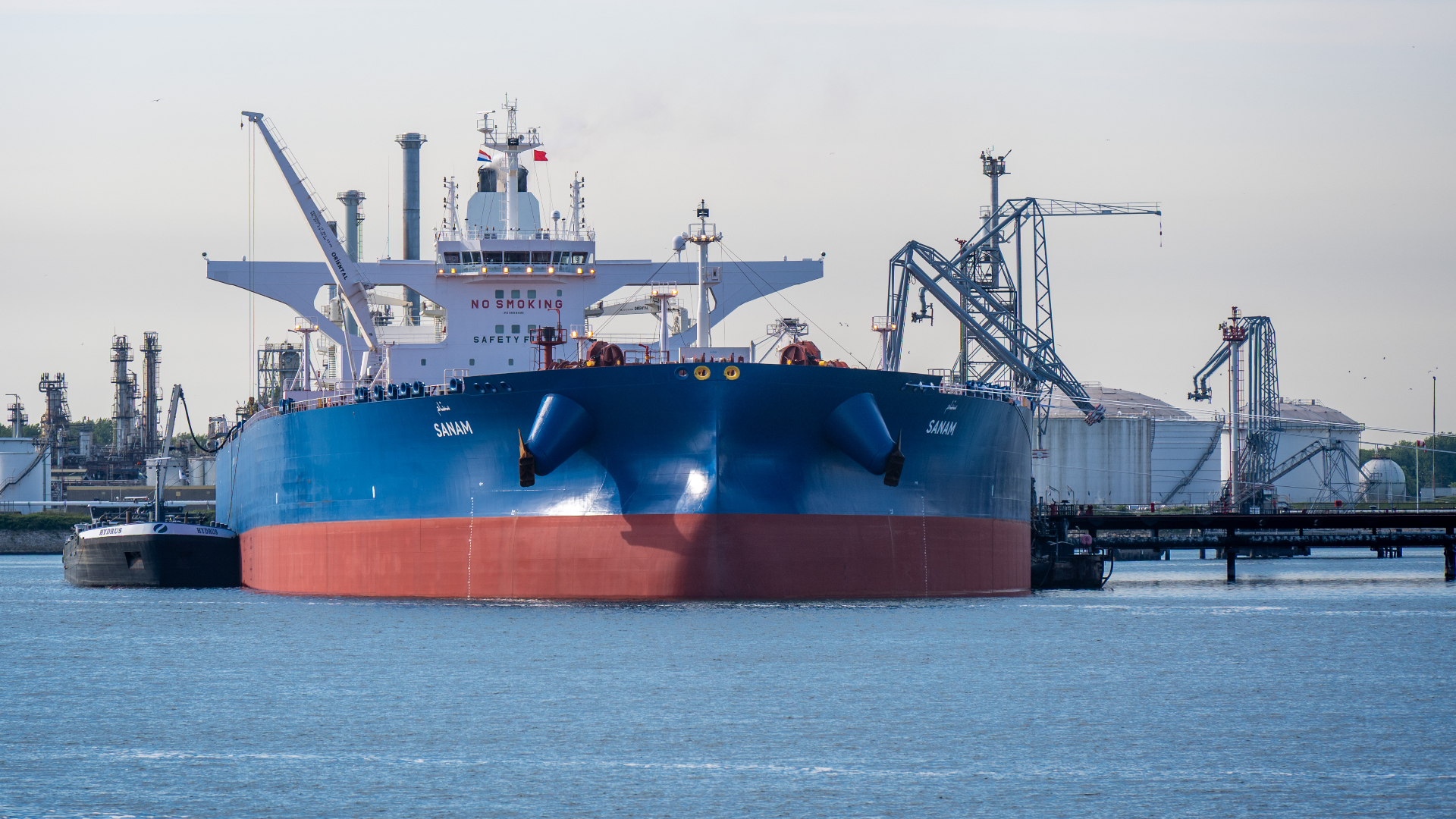 Oorlog rond Iran geeft Rotterdamse haven onverwacht zetje: olie zorgt voor groei.
