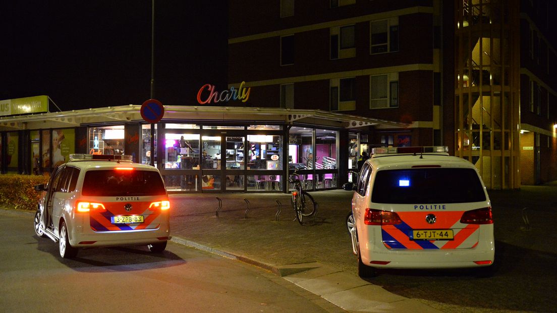 Cafetaria Charly aan het Musketiersveld in Apeldoorn is in de nacht van vrijdag op zaterdag overvallen.