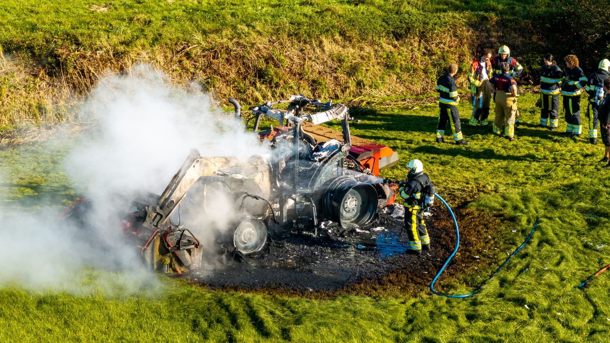 Trekker gaat verloren bij brand, middenin weiland bij Oudehaske