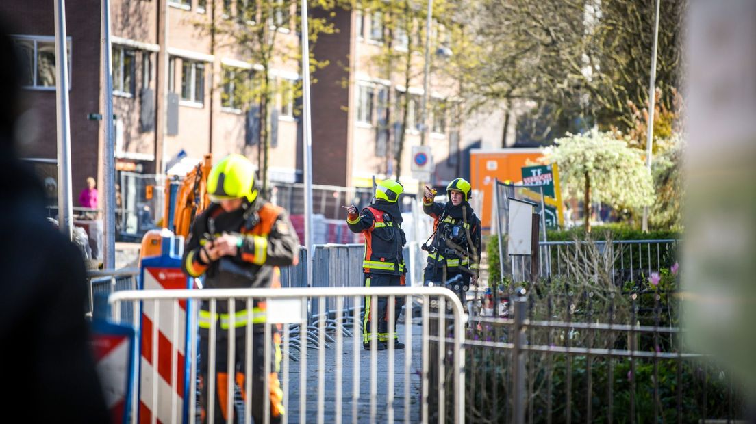 De brandweer is aanwezig bij het gaslek aan de Wilhelminalaan