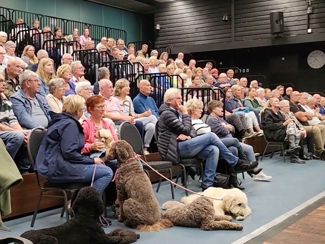 Hondenbezitters zijn in groten getale naar de info-avond gekomen
