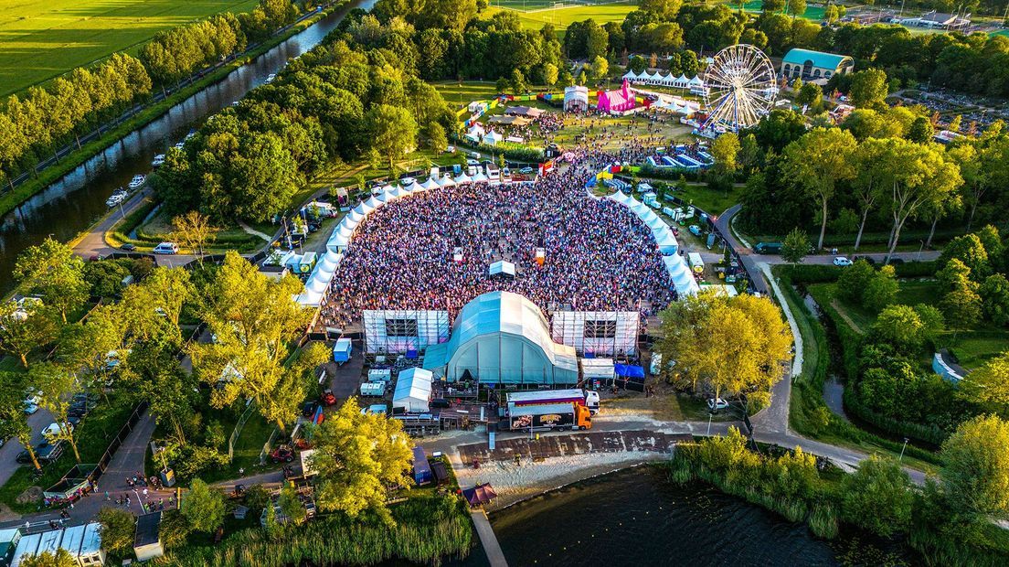 Het uitverkochte Zomerspektakel aan het Meer, vrijdagavond vanuit de lucht gefotografeerd