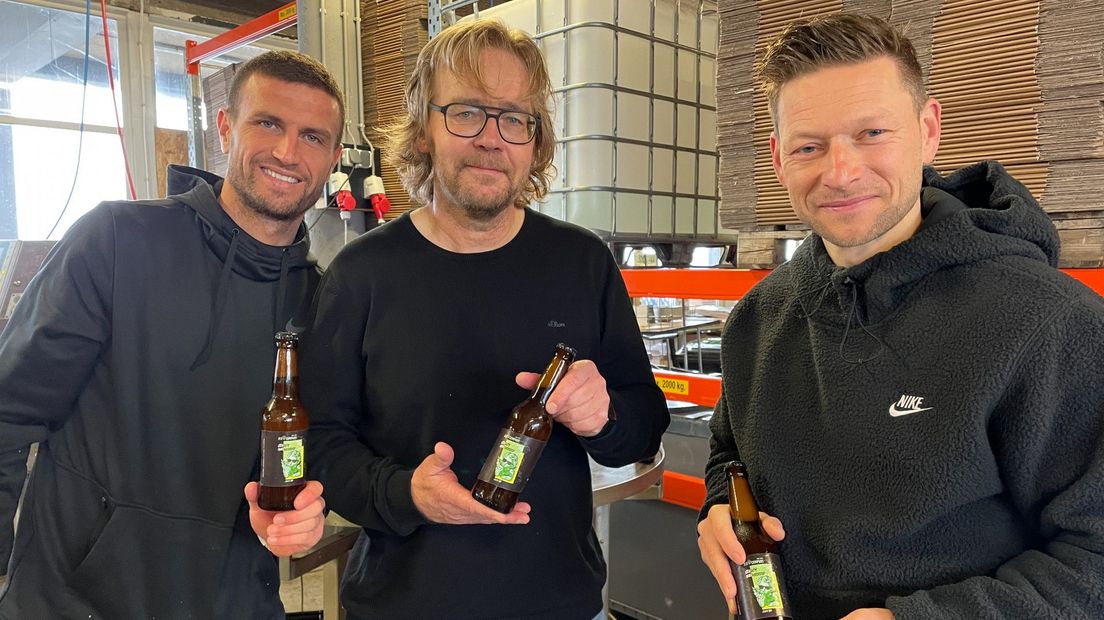 Daryl Janmaat, Edwin Coret en John Nieuwenburg trots op hun eigen biertje