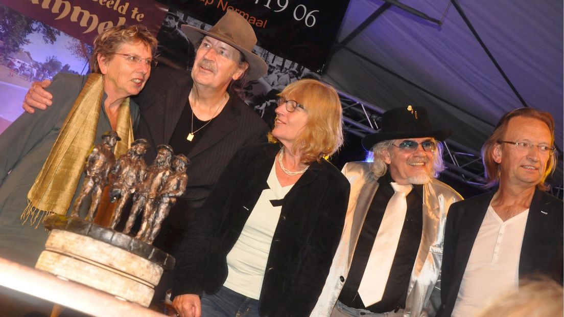 Irma Manschot, Willem Terhorst, kunstenares Lia Krol, Bennie Jolink en Ferdi Joly bij de onthulling van een replica