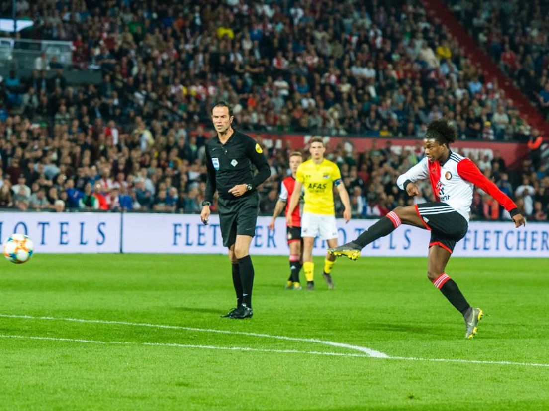 Tyrell Malacia haalt voortreffelijk uit en schiet de gelijkmaker binnen tegen AZ. (VK Sportphoto - Yannick Verhoeven)