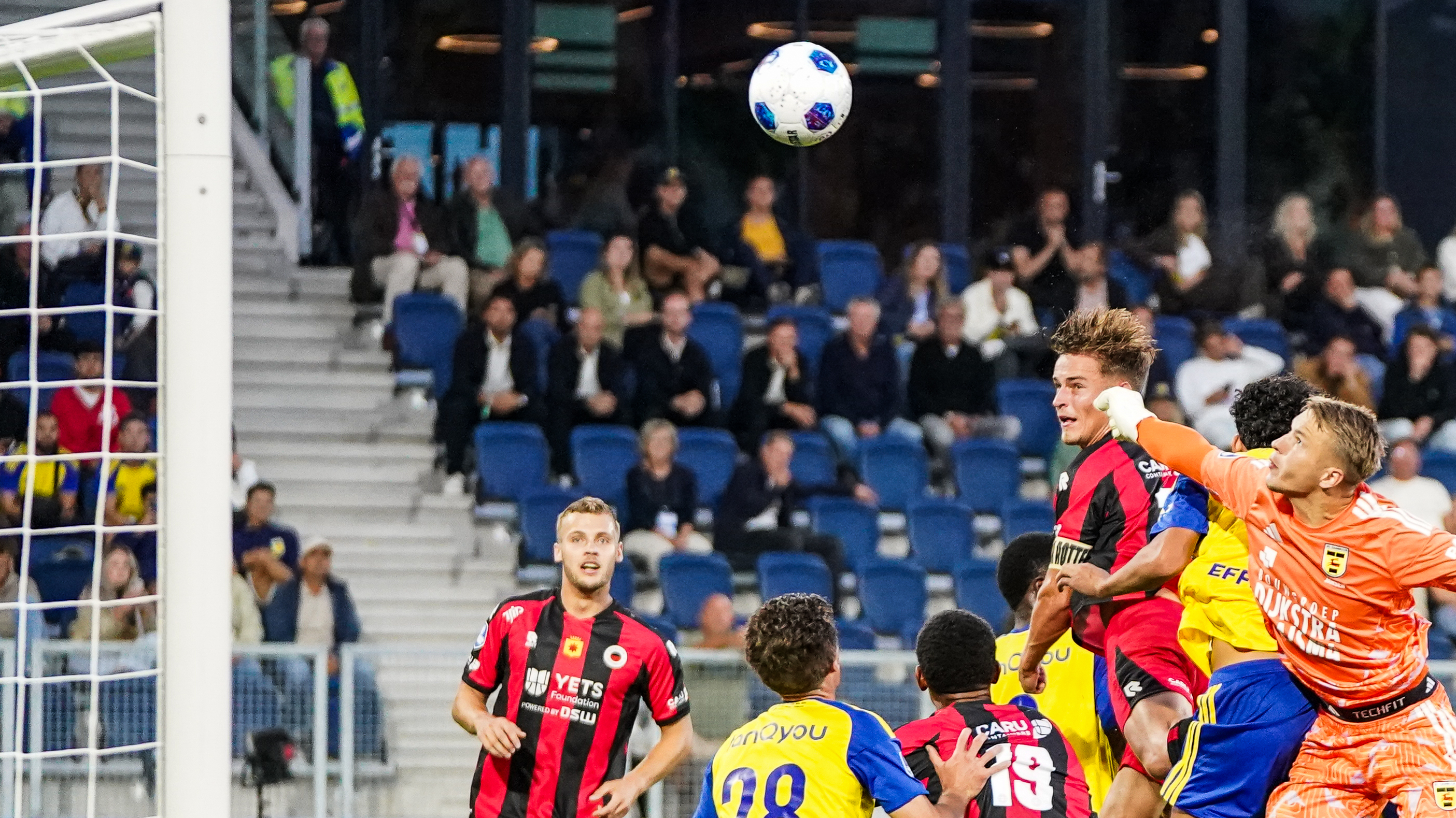 Het doelpunt van Noah Naujoks uit de corner van Janssen