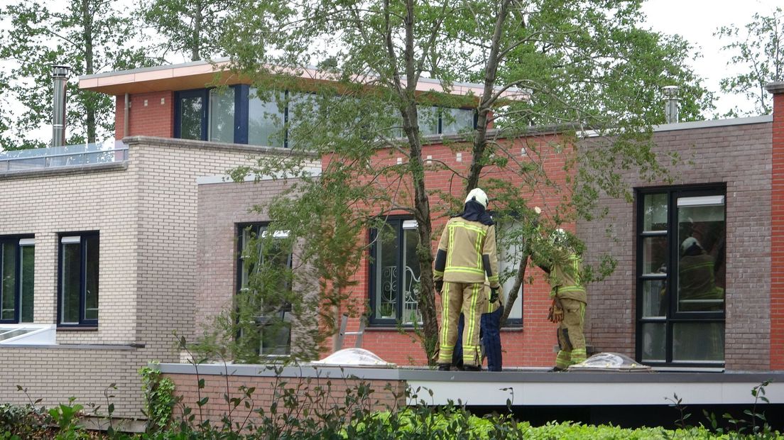 De brandweer moest bomen snoeien bij Vanboeijen (Rechten: Persbureau Meter)