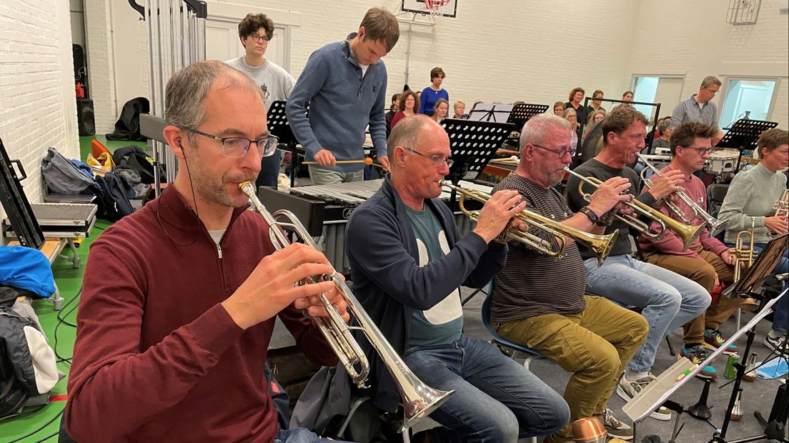 Koninklijke Harmoniekapel Delft repeteert voor 'Planet Earth'