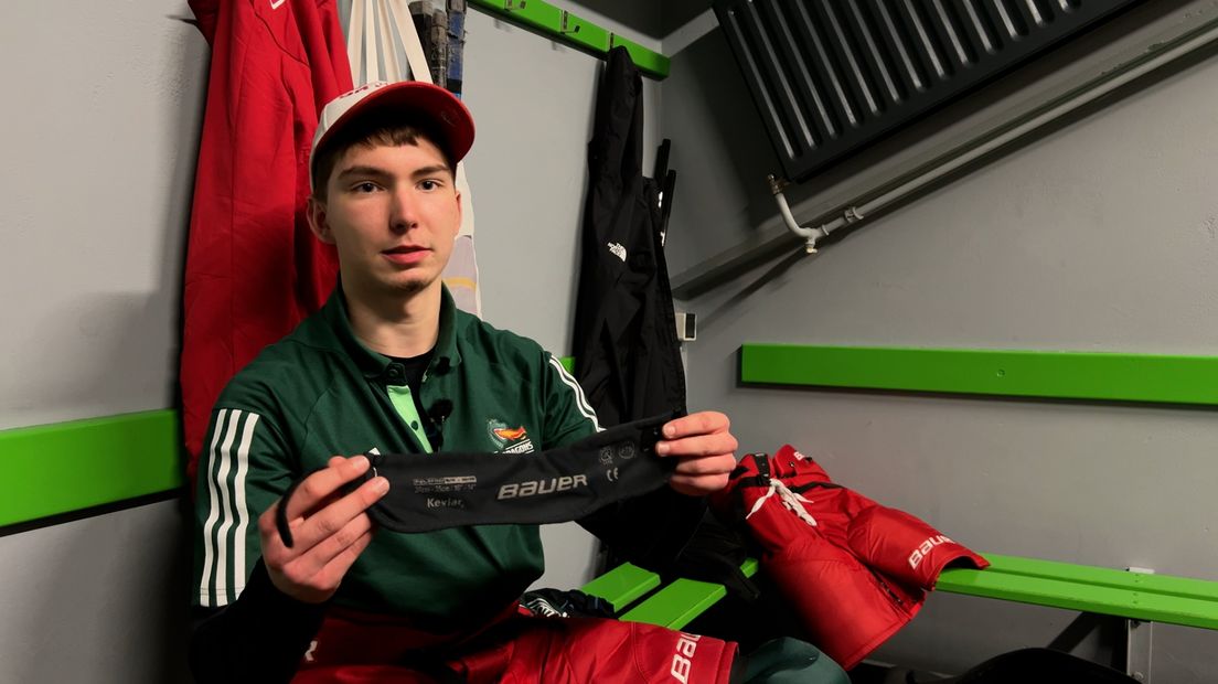 IJshockeyspeler Francis met de nekband die straks verplicht wordt.