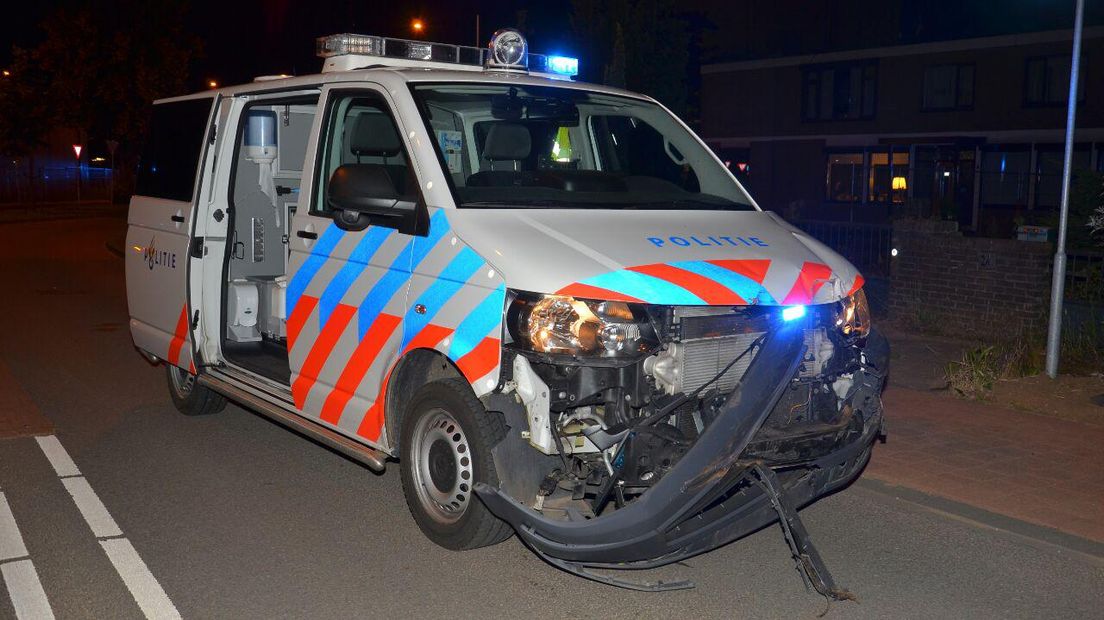 Het spoor tussen Doetinchem en Wehl is weer vrijgegeven na een ongeval zaterdagavond met een politiebusje. Vlakbij het station Doetinchem botste een trein op het busje, waarmee de politie bezig was aan een achtervolging. Daarbij omzeilde de bestuurder een gesloten spoorwegovergang, maar kon de overkant niet meer op tijd bereiken. Niemand raakt gewond.
