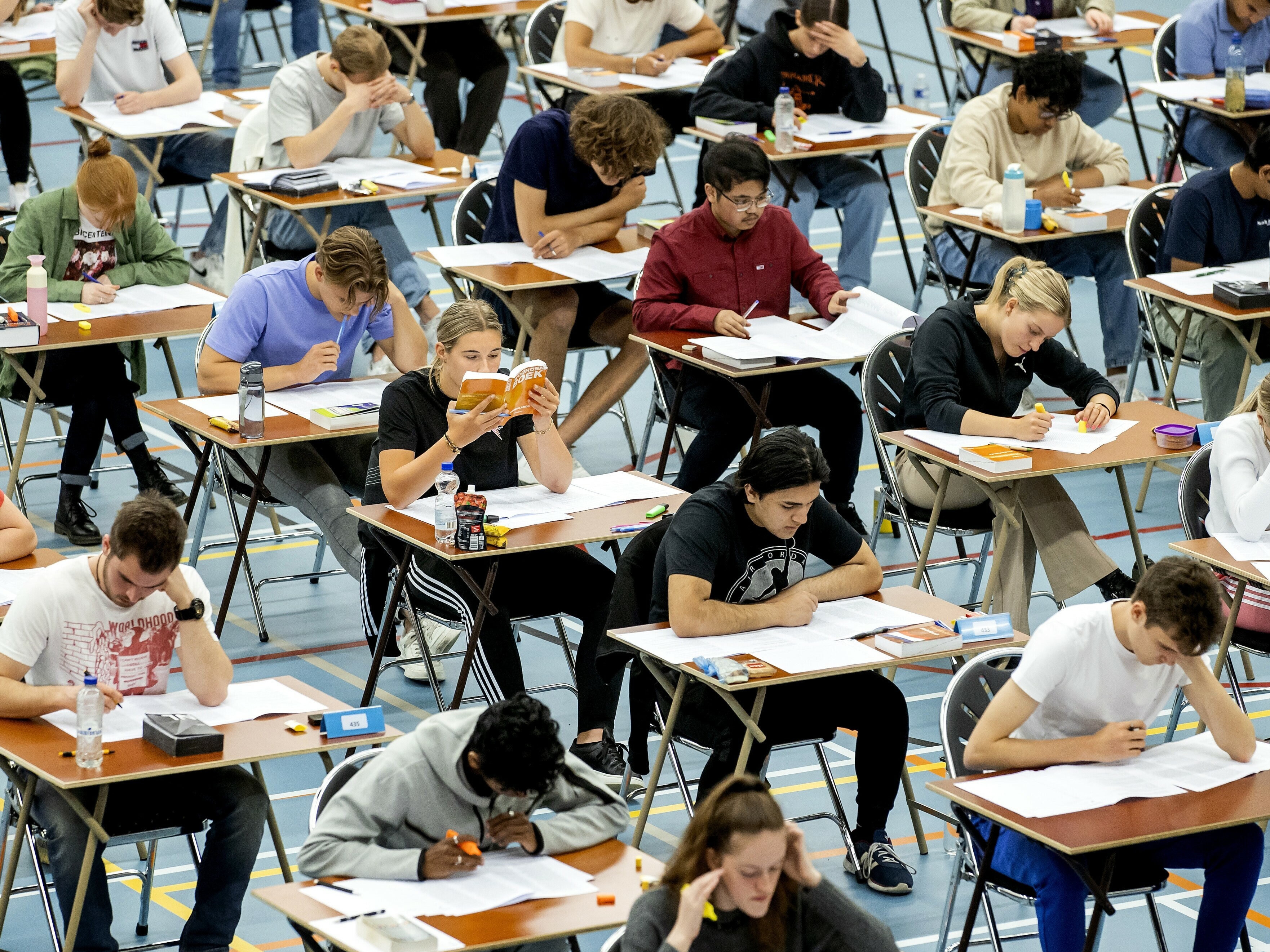 Switte en stinne yn it gymnastyklokaal: dit moatsto witte foar de eineksamens