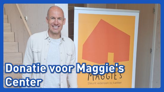 Robben neemt cheque Maggie's Center in ontvangst