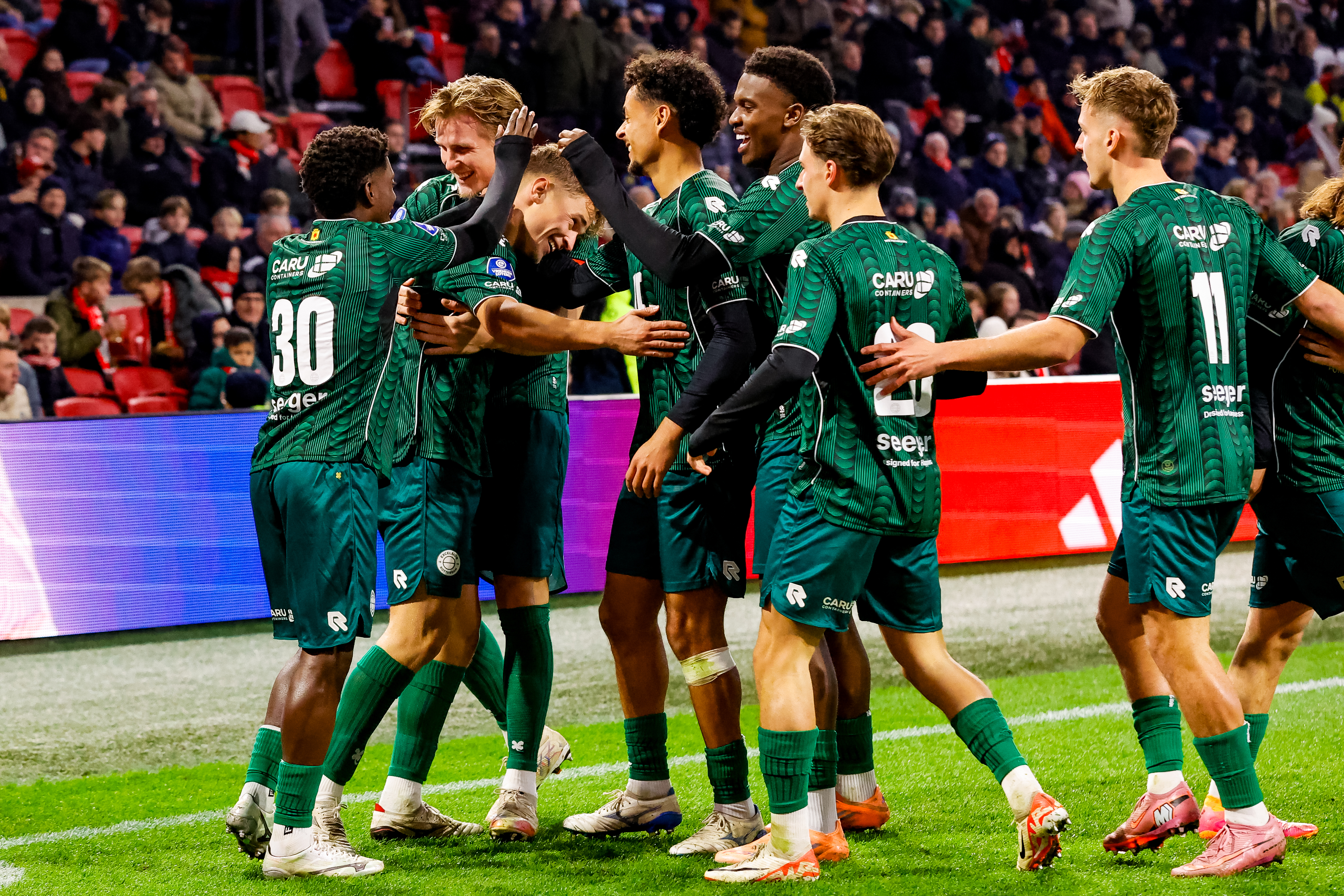 Noah Naujoks viert de 0-2 van Excelsior tegen Ajax met zijn ploeggenoten tijdens de wedstrijd in de Johan Cruijff Arena op 22 november 2025.