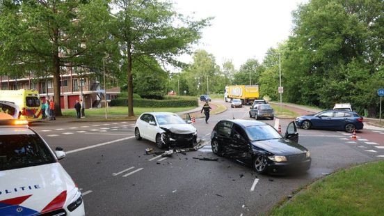 Botsing op beruchte kruising • ravage na botsing. Botsing op beruchte kruising • ravage na botsing.