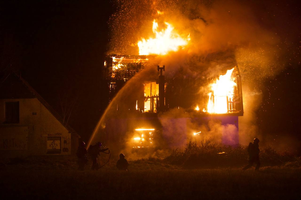 Leegstaand pand in Oldenzaal volledig in brand | Bizar ongeluk in Zwolle.