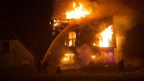 Leegstaand pand in Oldenzaal volledig in brand | Bizar ongeluk in Zwolle. Leegstaand pand in Oldenzaal volledig in brand | Bizar ongeluk in Zwolle.