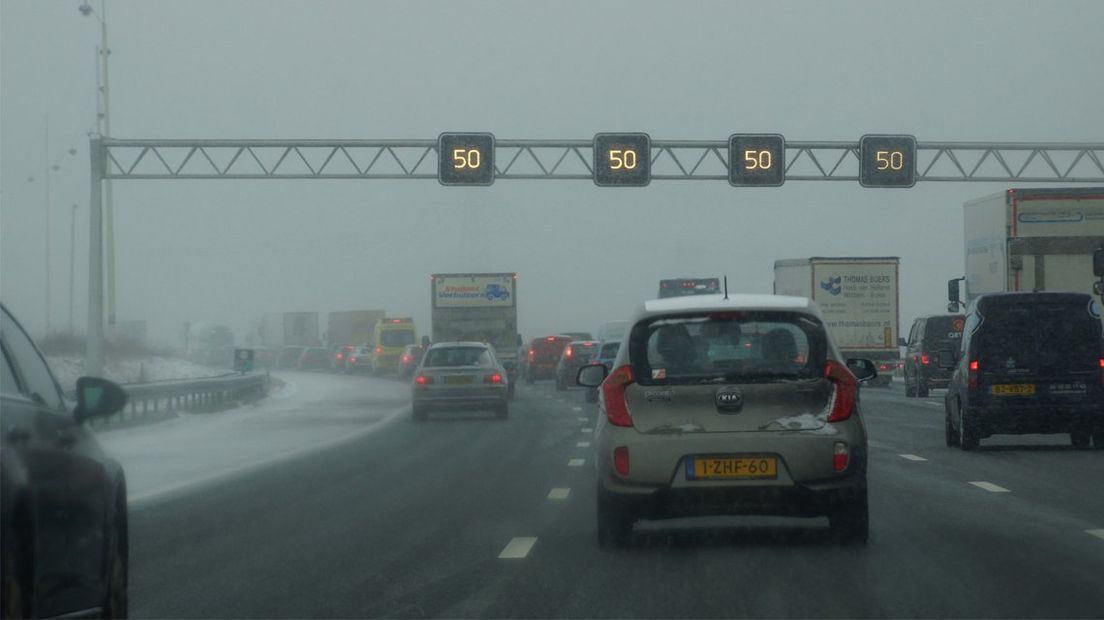 Files op de snelwegen door sneeuwval