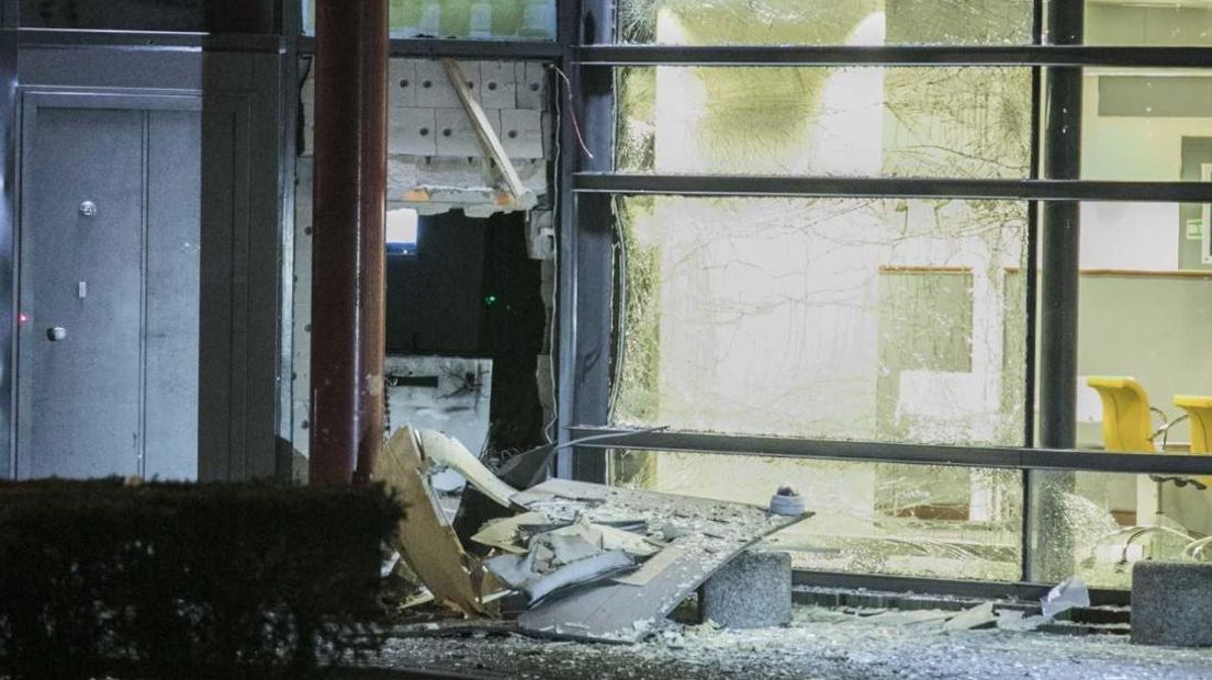 Een plofkraak heeft zaterdagochtend vroeg een enorme puinhoop veroorzaakt in Malden. De flappentap van ABN Amro raakte zwaar beschadigd, toen er even voor 5.00 uur explosieven in ontstoken werden.