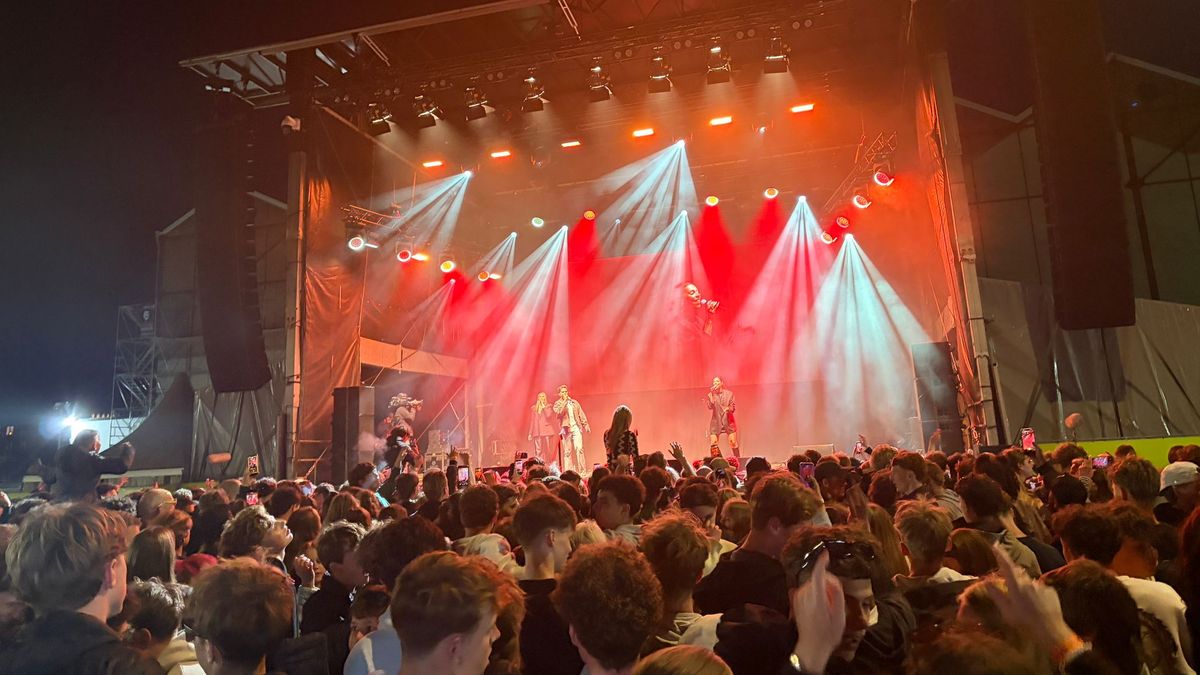 Bevrijdingsvuur aangekomen in Vlissingen • Dansen in het publiek bij het Bevrijdingsfestival