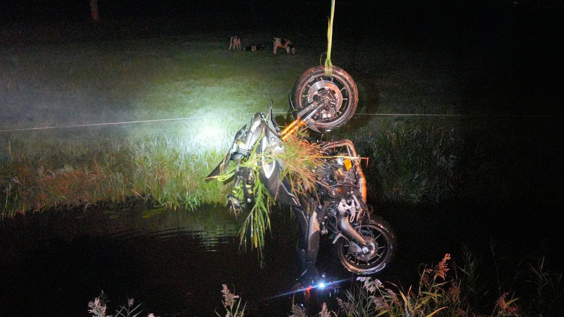 De motor is door een berger uit het water gehaald