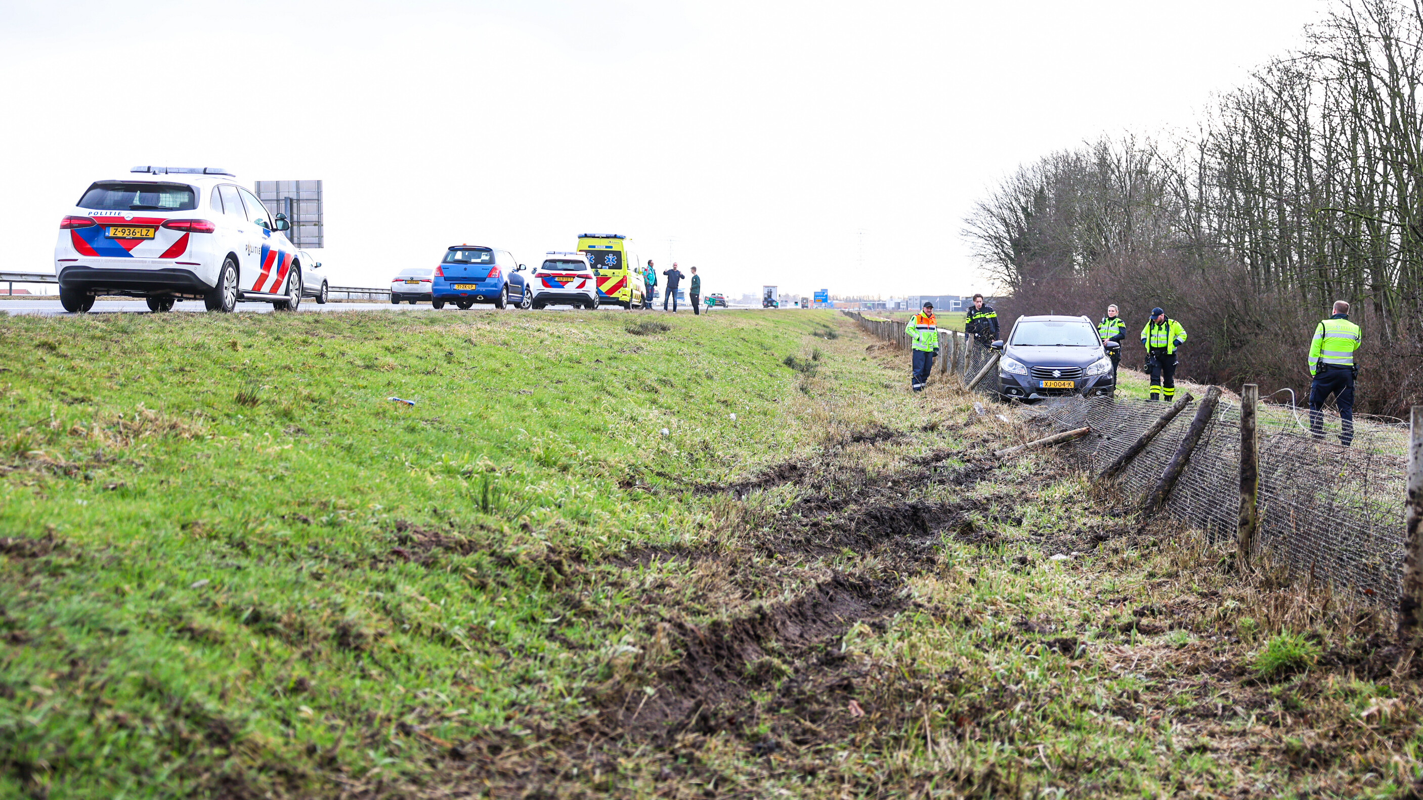 De auto belandde in de berm