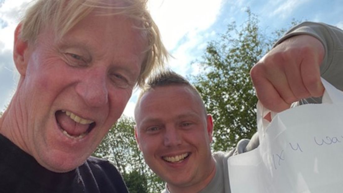 Otto Prohl (links) heeft een klant blij gemaakt met een portie eierballen.