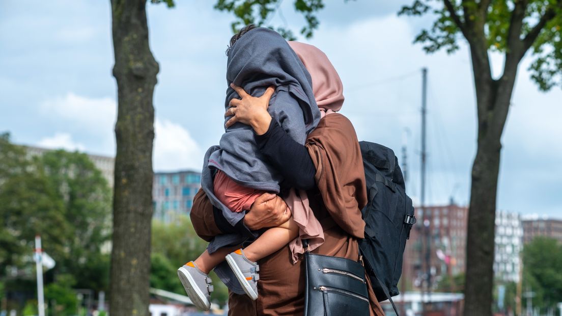 Een Afghaanse vluchteling en haar kind