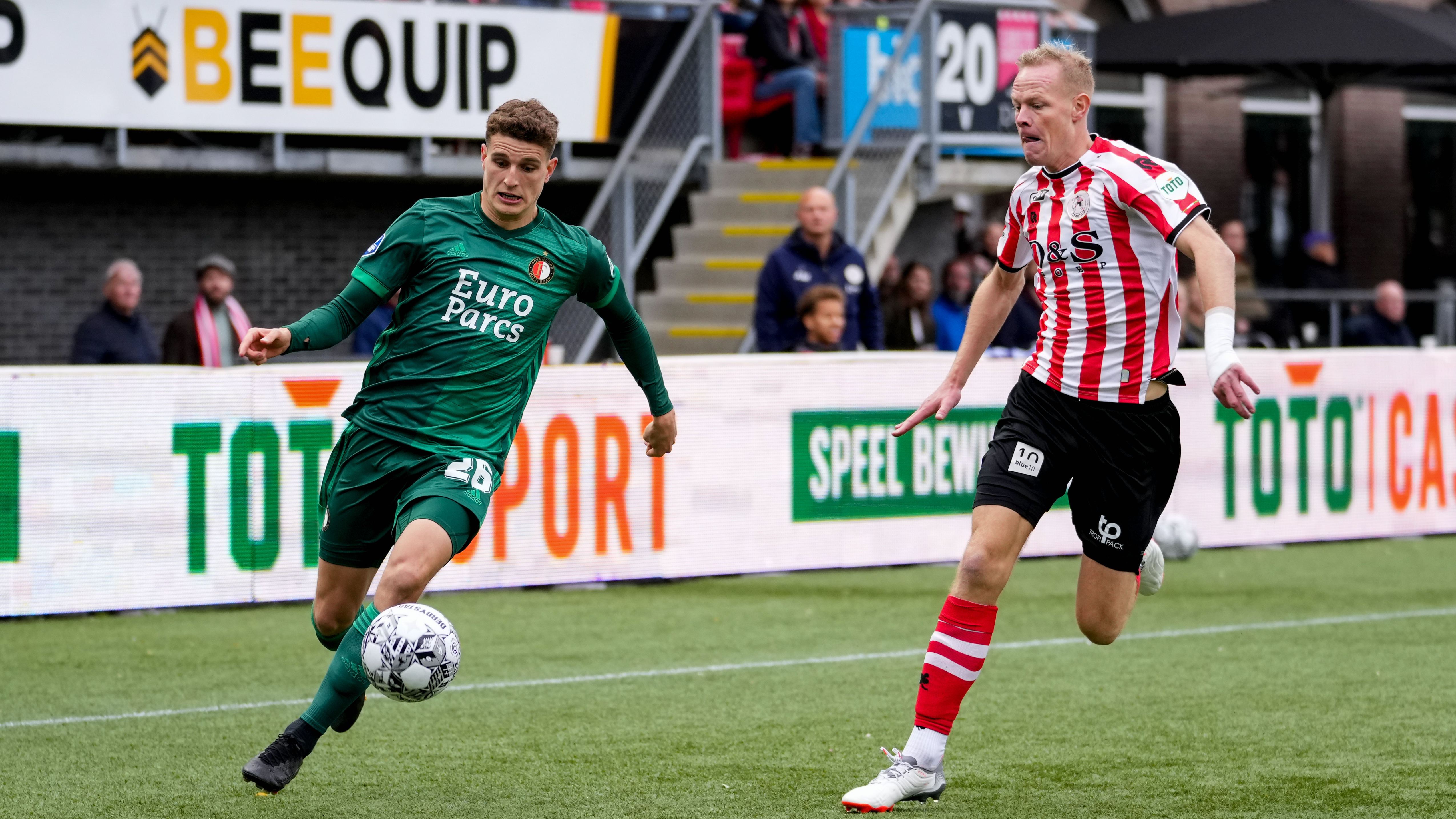 Tom Beugelsdijk als Spartaan in duel met Guus Til van Feyenoord.