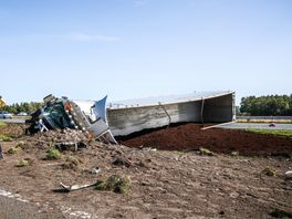 Vrachtwagen kantelt bij Zwinderen, lading grond op oprit A37
