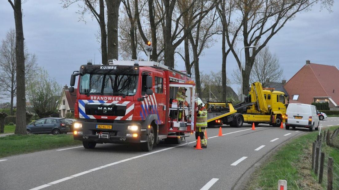 Auto botst bij Kuinre tegen een boom