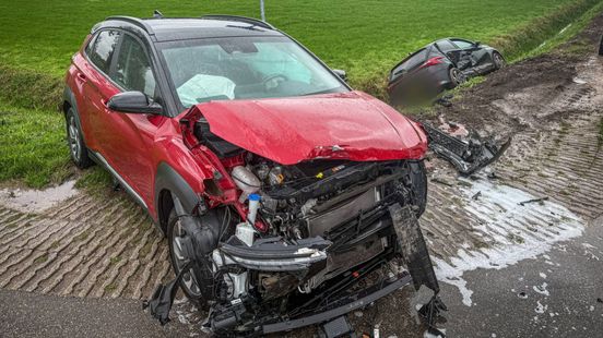 Auto na ongeval de greppel in