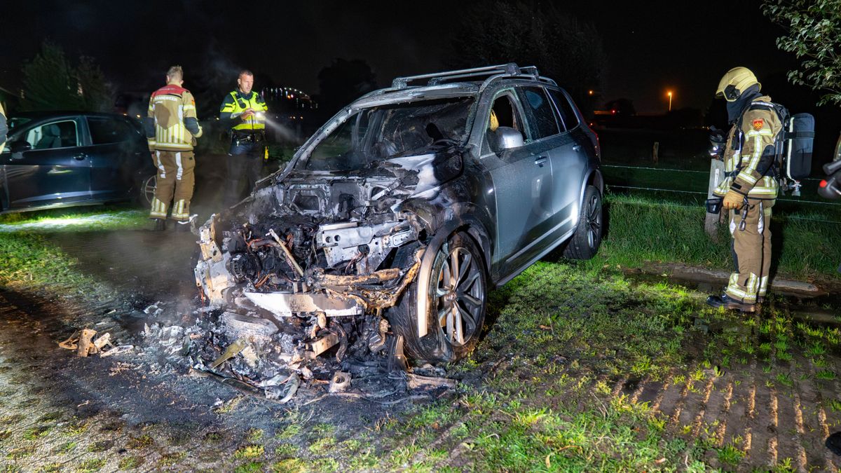 112 Nieuws: Auto in brand gestoken op parkeerplaats Deventer