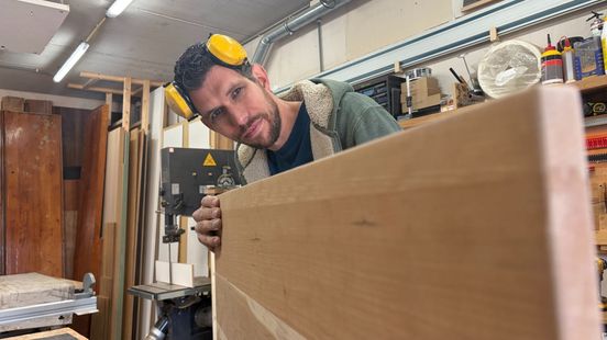 Menno (39) bouwde na zijn depressie een nieuw leven met oude planken