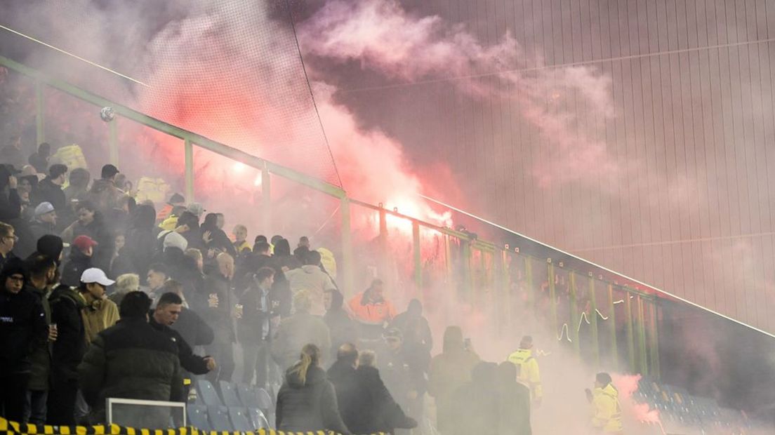 FC Utrecht-supporters steken vuurwerk af tijdens Vitesse-FC Utrecht in GelreDome