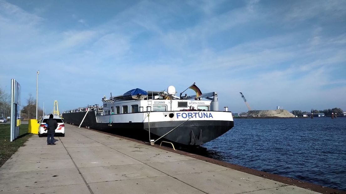 Het schip ligt zonder stuurhut aan de Goese Kade