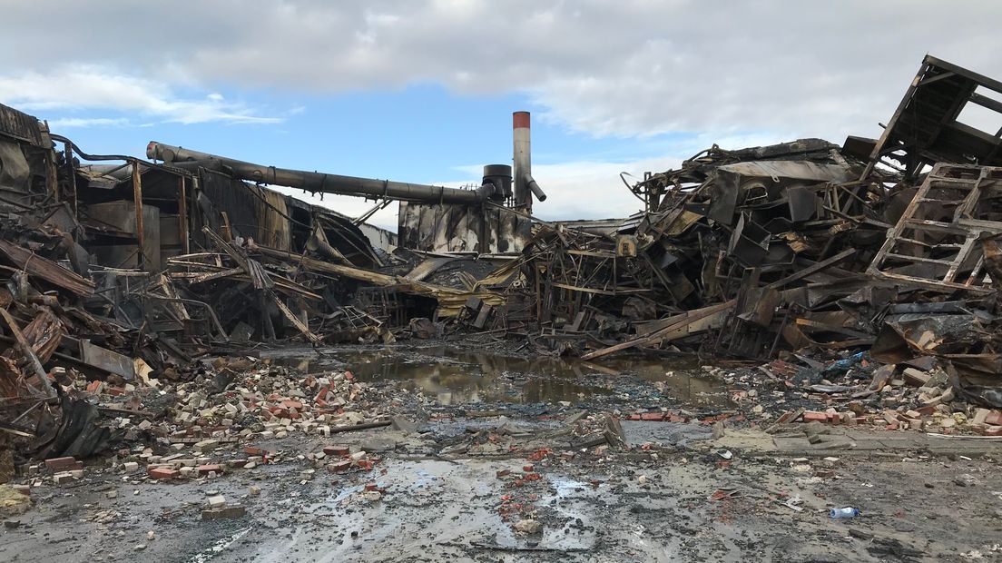 De resten zullen worden opgeruimd. Het gebouw moet worden herbouwd
