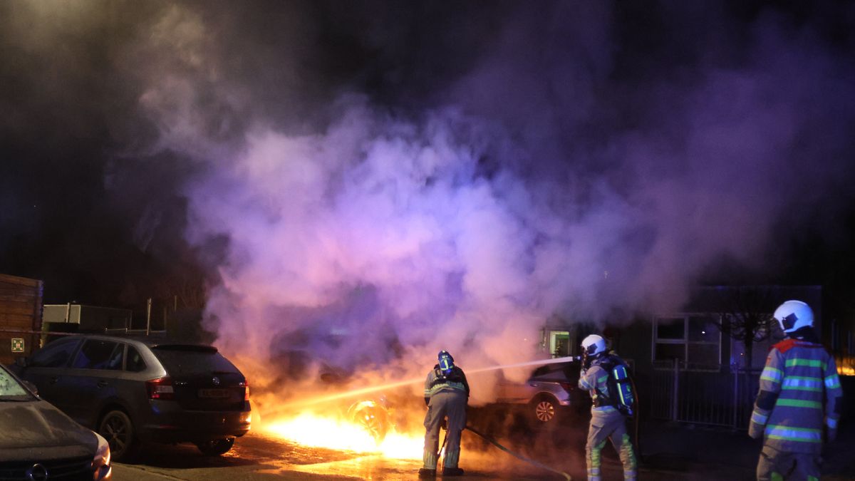 Auto uitgebrand op spekgladde parkeerplaats Veenendaal