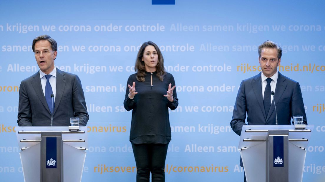 Premier Mark Rutte (links) en minister Hugo de Jonge tijdens de coronapersconferentie van woensdag