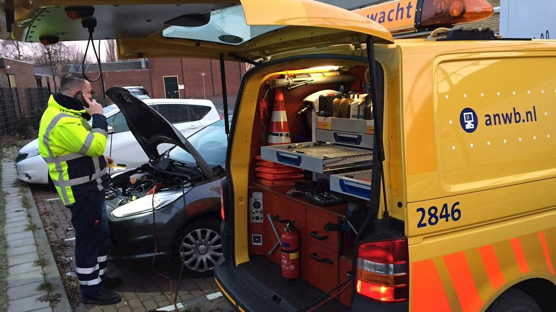Adriaan van Dijk bij een pechauto