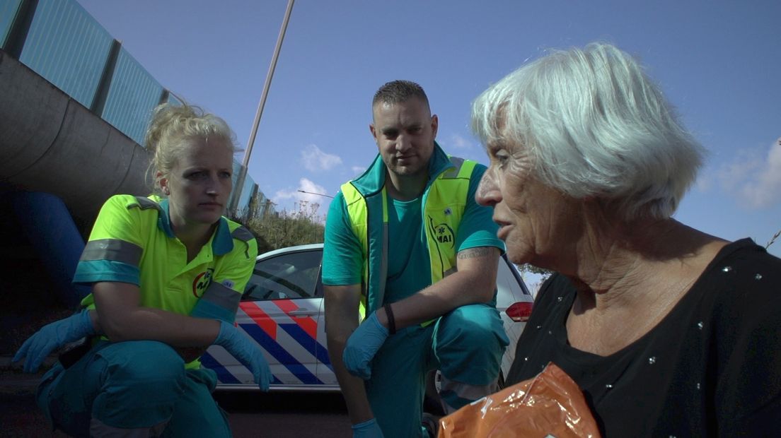 Medewerkers van de psycholance bij een patiënt in een geënsceneerd scenario (Rechten: RTV Drenthe/Jeroen Kelderman)