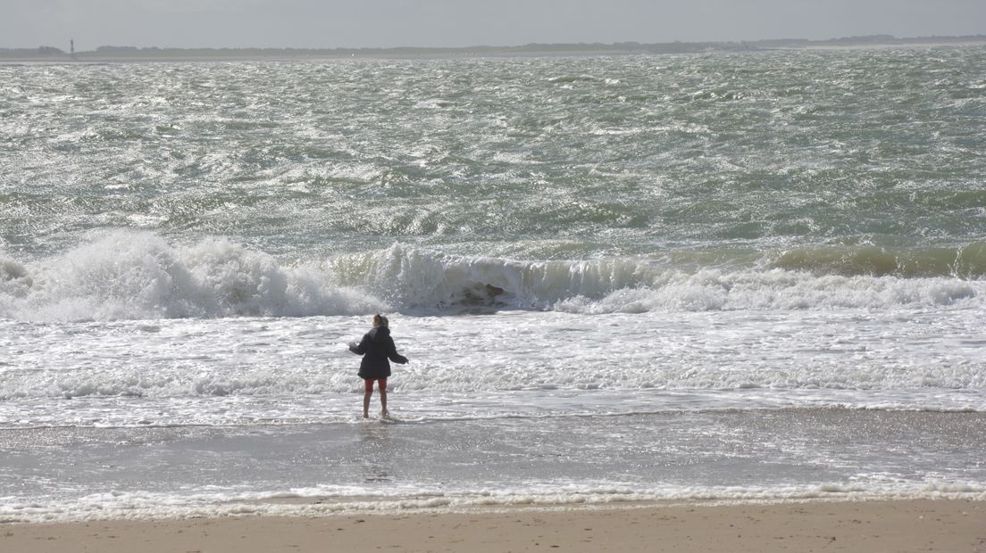 Golven slaan stuk op het Vlissingse Badstrand.