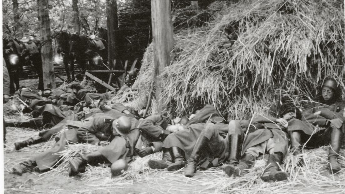 Duitse cavaleristen hebben zich van vermoeidheid in een Drentse hooiberg neergelegd en zijn in slaap gevallen (Rechten: fragment uit boek Nach Holland/Uitgeverij WBOOKS)