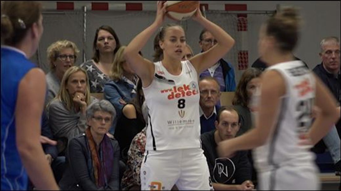 Jacobine Klerx stond zaterdagavond nog met haar team Batouwe in de Schaapskooi in Bemmel een wedstrijd te spelen tegen Den Helder, maandag staat ze op het WK 3 tegen 3 basketbal in China. Een groot verschil én daar is ze best een beetje zenuwachtig voor.