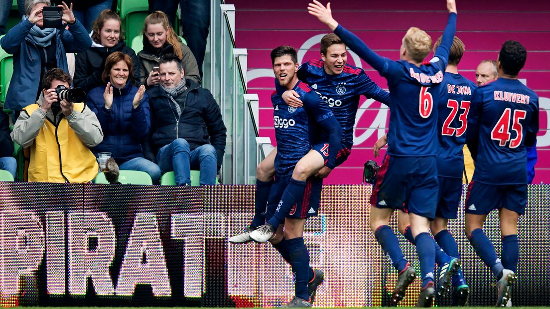 Huntelaar (links) scoort tegen FC Groningen