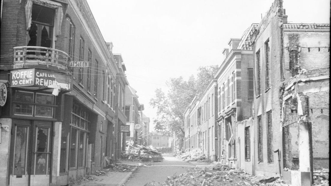 De Bloemstraat vlak na de oorlog - foto Jacquet/Gelders Archief