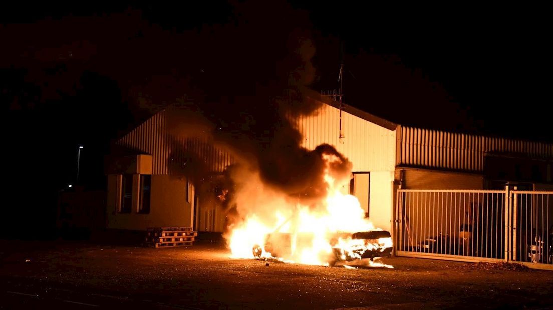 Bij een bedrijfspand in Vroomshoop is een auto volledig uitgebrand