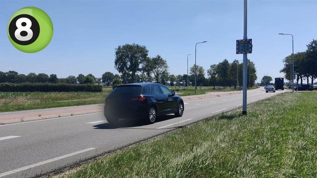 Digitale borden bij Etten wijzen op de snelheid van automobilisten.