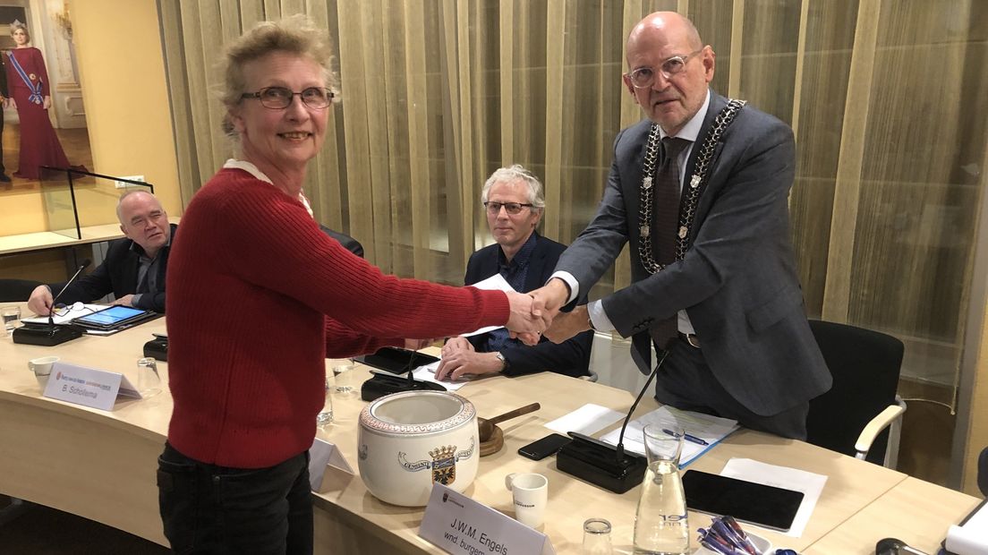 Mieke Middendorp overhandigde handtekeningen aan burgemeester Hans Engels