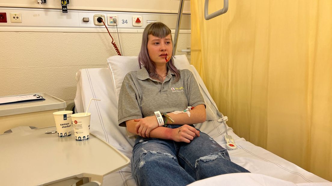 Eslin van Staa is gewond geraakt bij de nepaanslag. Ze speelt dat ze in alle paniek in de verdrukking is geraakt.