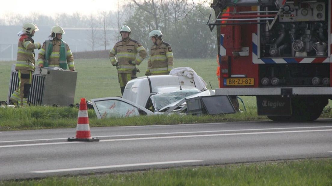 Brandweer haalt slachtoffer uit autowrak
